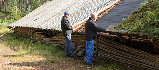 IVK:arna Stig Åström och Erland Sjögren restaurerar taket på det s.k Långhuset. Foto © Anders Byström http://suzanders.se