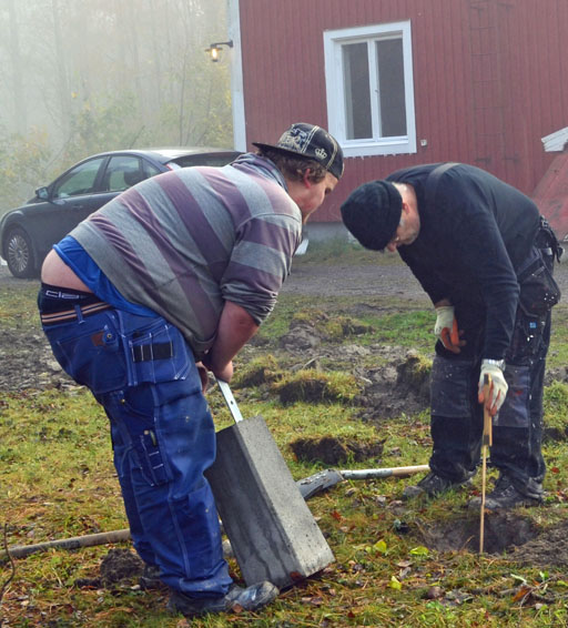 Rickard Molander och Sten Jonsson arbetar med att färdigställa den nya parkeringsplatsen i Själevad/Myckling. Foto © Anders Byström http://suzanders.se